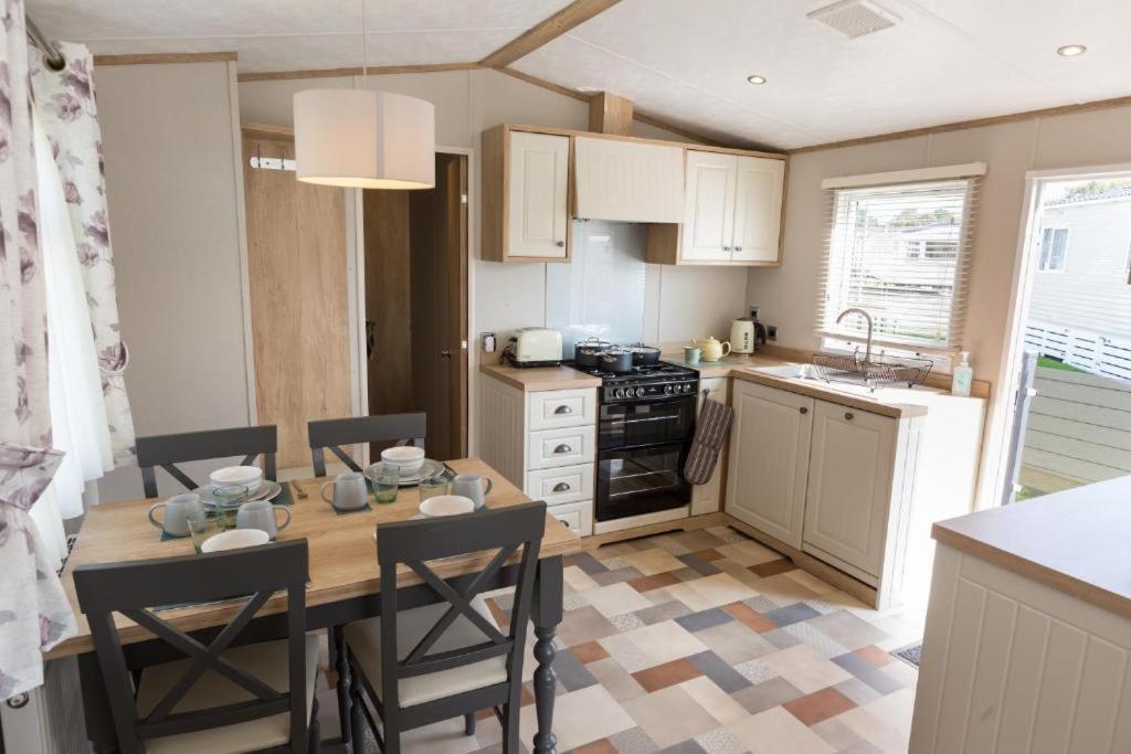 Mallard Lake South Cerney Exterior foto