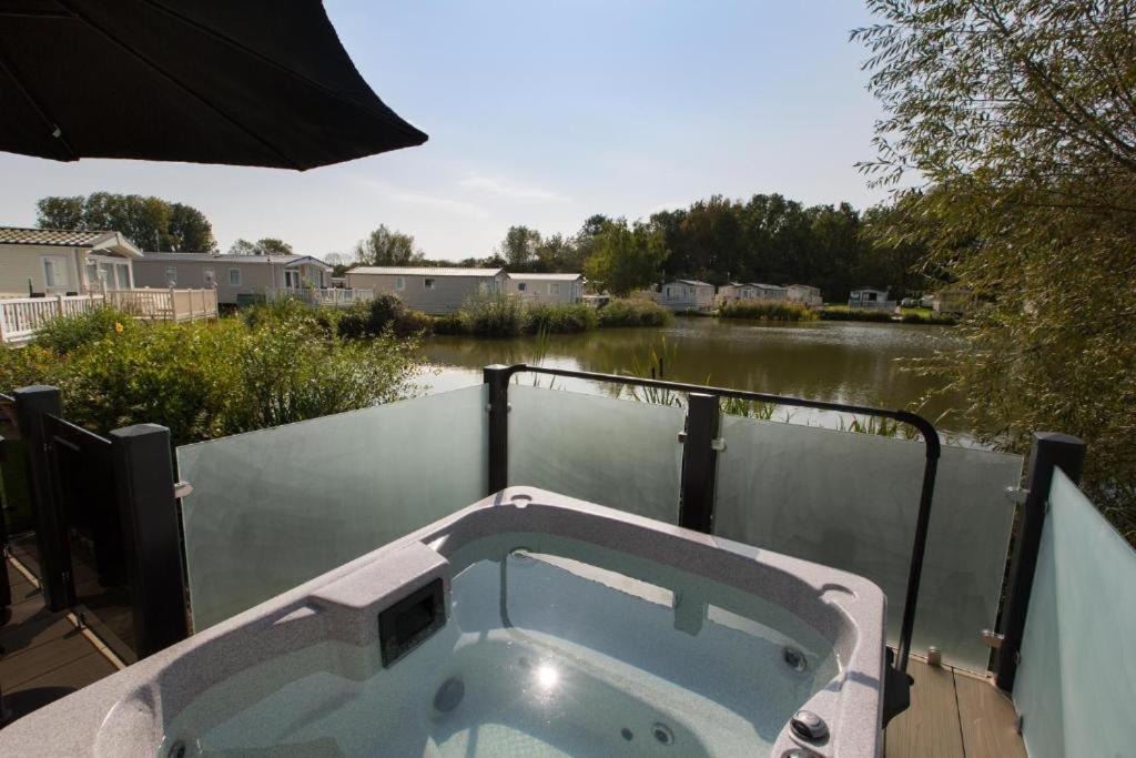 Mallard Lake South Cerney Exterior foto